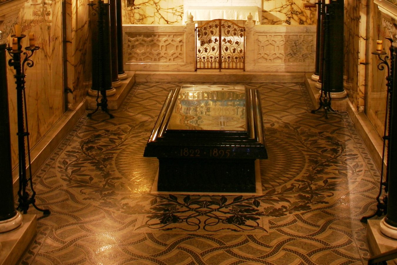 Louis Pasteur's tomb, Institut Pasteur, Paris - 02.JPG